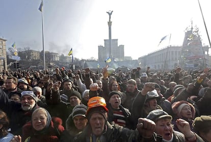 Una multitud de manifestantes antigubernamentales asisten a otra jornada de protestas en la Plaza de la Independencia, en Kiev (Ucrania), 21 de febrero de 2014.