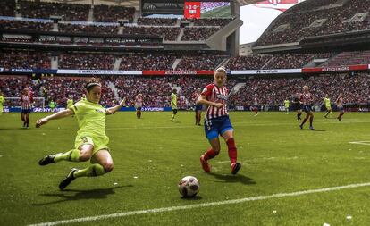 Dos jugadoras se disputan el balón durante encuentro de fútbol femenino Atletico de Madrtid - Barcelona en el Wanda Metropolitano, el 17 de marzo de 2019.