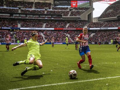 Dos jugadoras se disputan el balón durante encuentro de fútbol femenino Atletico de Madrtid - Barcelona en el Wanda Metropolitano, el 17 de marzo de 2019.