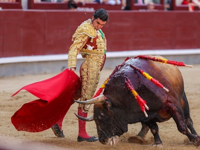 El diestro Morante de la Puebla lidia su primer toro este miércoles en la Feria de San Isidro en Las Ventas de Madrid.