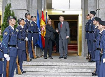 La ministra de Defensa, Carme Chacón, saluda al secretario general de la OTAN, Jaap de Hoop Scheffer.