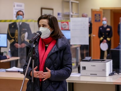 La ministra de Defensa, Margarita Robles, interviene durante una visita a la Unidad de Verificación Epidemiológica en el Cuartel General de la Armada en Madrid este martes.