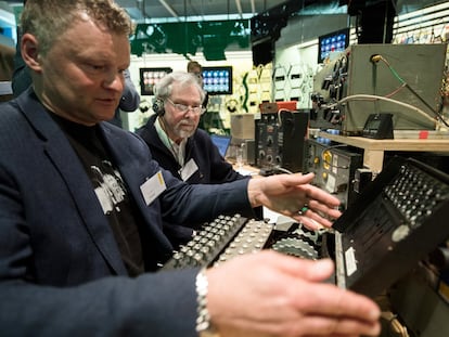 El director del museo Heinz Nixdorf en Alemania, Jochen Viehoff (I), observa una máquina enigma original de la II Guerra Mundial junto a un radioaficionado.