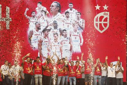 Los jugadores de la selección española celebran el oro cosechado tras vencer a la selección de Francia en la final del Eurobasket 2022, durante un acto en el Wizink Center de Madrid, este lunes.