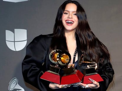 Rosalía posa con los tres Grammy Latinos que recibió el día 14 de noviembre en Las Vegas.