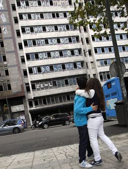 Unos jóvenes observan los edificios de Plaza de España.