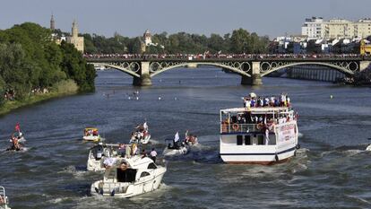 Los jugadores del Sevilla, durante el paseo en barco por el río Guadalquivir.