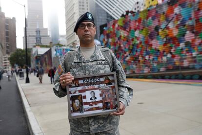 El Sargento Edwin sostiene una foto de su primo Rubén Correa antes de entrar en las ceremonias del 17 ° aniversario de los ataques del 11 de septiembre de 2001 en el World Trade en Nueva York (EE UU).