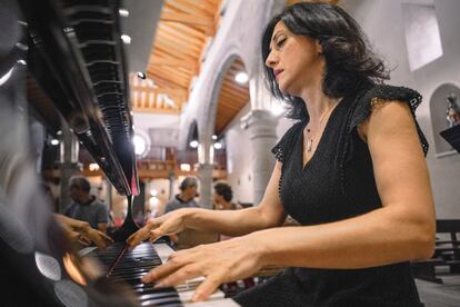 La pianista Karina Azizova, durante la presentación con el Coro de la Comunidad de Madrid en Manzanares el Real, el 9 de septiembre de 2023.