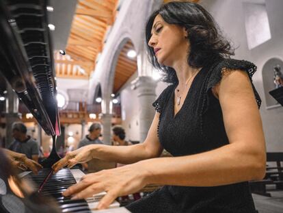 La pianista Karina Azizova, durante la presentación con el Coro de la Comunidad de Madrid en Manzanares el Real, el 9 de septiembre de 2023.