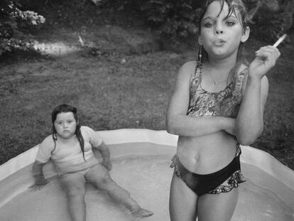 'Amanda i la seva cosina Amy', de Mary Ellen Mark, 1990, que es podrà veure a Fotocolectania.