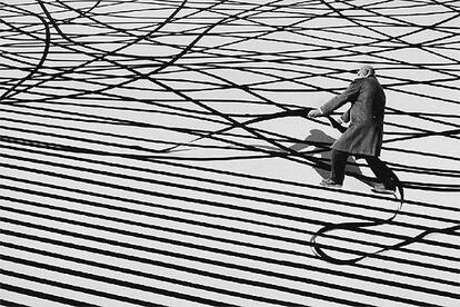 <i>Cambiar el mundo</i>,<b> fotografía de </b>Gilbert Garcin realizada en 2001.