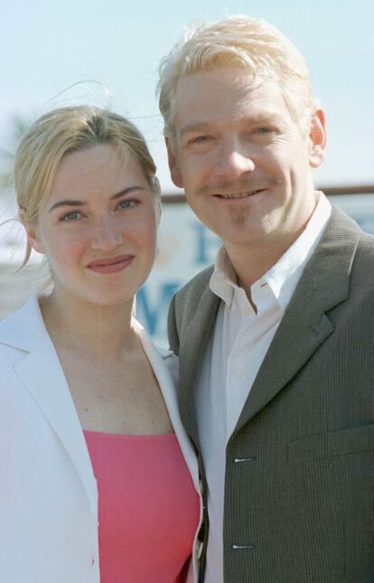 Kate Winslet posa junto al actor y director de cine Kenneth Branagh en el Festival de cine de Cannes del año 2000. La actriz eligió un 'look' sobrio y lució su aspecto más juvenil para la ocasión.