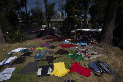 Integrantes de la caravana secan su ropa al sol durante su estancia en Ciudad de México.