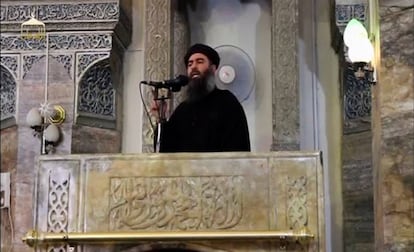 Una imagen del líder del ISIS, Abu Bakr al-Baghdadi en la primera aparición en público en una mezquita de Mosul en 2014.  