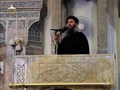 Una imagen del líder del ISIS, Abu Bakr al-Baghdadi en la primera aparición en público en una mezquita de Mosul en 2014.  