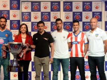 La empresaria Nita Ambani posa con la Copa junto a, de izquierda a derecha, Ljungberg, James, Trezeguet, Pir&egrave;s, Del Piero, Capdevila, Luis Garc&iacute;a y Silvestre.