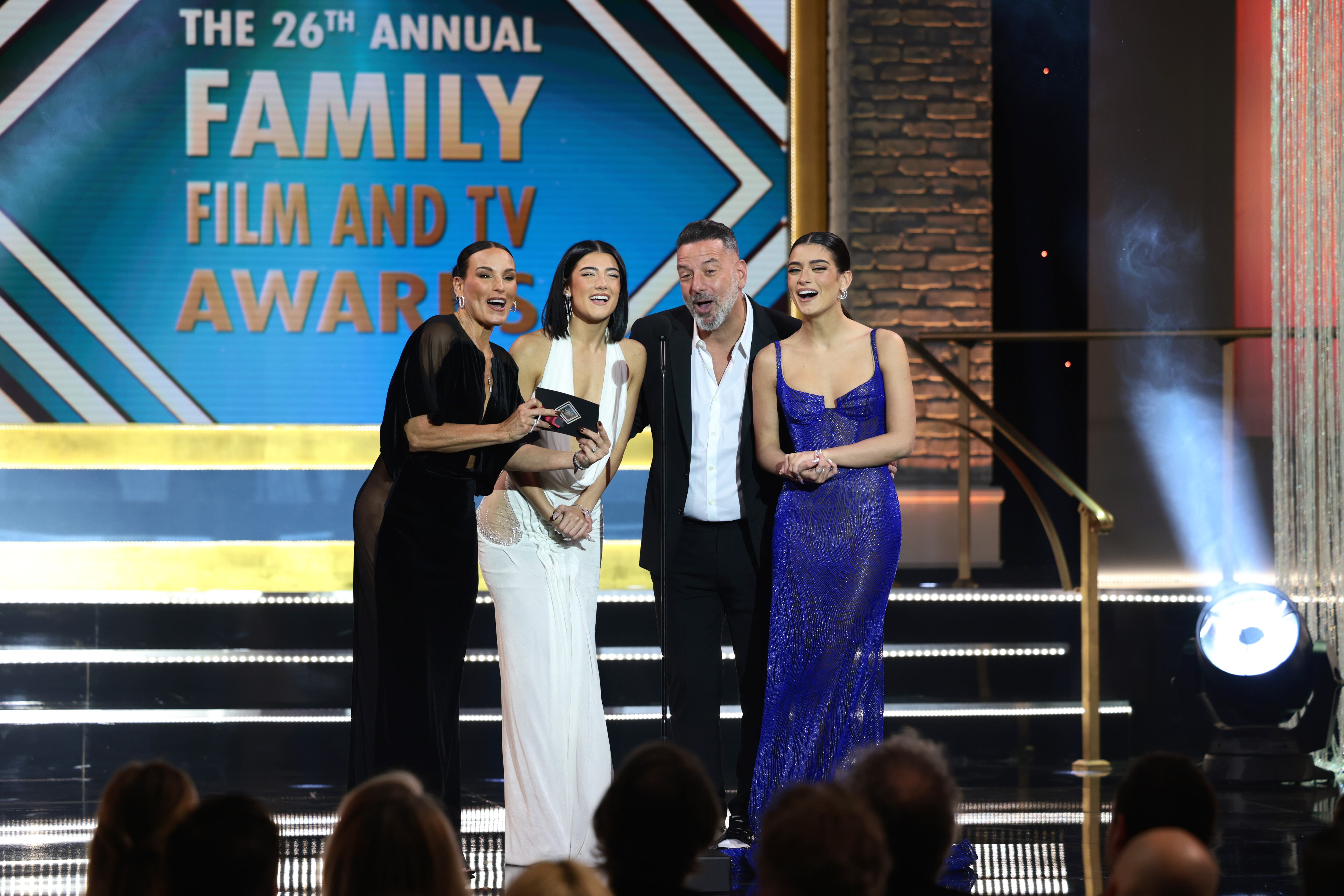Heidi D'Amelio, Charli D'Amelio, Marc D'Amelio, y Dixie D'Amelio, en un momento de la ceremonia de los premios Family Film And TV Awards en Los Ángeles (California), el 27 de enero.