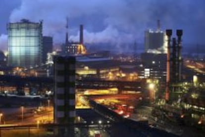 Fotograf&iacute;a de archivo tomada el 6 de diciembre de 2012 que muestra una planta de producci&oacute;n del grupo ThyssenKrupp en Duisburgo (Alemania). 