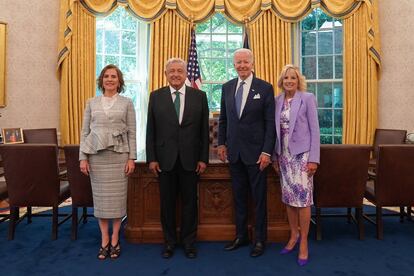 López Obrador y su esposa, Beatriz Gutiérrez Müller, posan junto a Joe Biden y la primera dama estadounidense, Jill Biden, para un retrato en la Oficina Oval.