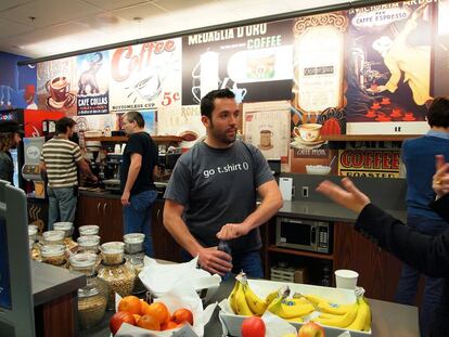 Francesc Campoy en la zona de desayuno.