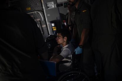 Nizar Elmansi, en una silla de ruedas, durante el vuelo de evacuación.