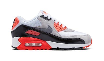 Nike 'Air Max 90'

Ligadas a las raves electrónicas, estas zapatillas con cámara de aire siguen siendo tan revolucionaras como cuando nacieron en el 87. Tienen su propio día mundial (el 27 de marzo) y están vinculadas a la música (también al dance o al hip-hop). Su historia comprende más de 50 versiones distintas y, por supuesto, han arrasado en el street style.