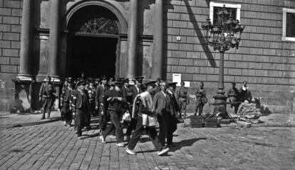 Mossos d'esquadra sortint de la Generalitat arrestats pels soldats durant els Fets d'Octubre.