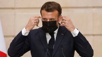 El presidente francés, Emmanuel Macron, se ajusta la mascarilla antes de una conferencia con el presidente israelí, Reuven Rivlin, en el Palacio del Elíseo este jueves.