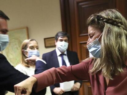 La ministra de Trabajo y Economía Social, Yolanda Díaz, saluda al presidente de la CEOE, Antonio Garamendi, en el Congreso de los Diputados.