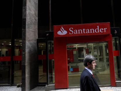 Un hombre pasa junto a una sucursal del Banco Santander.