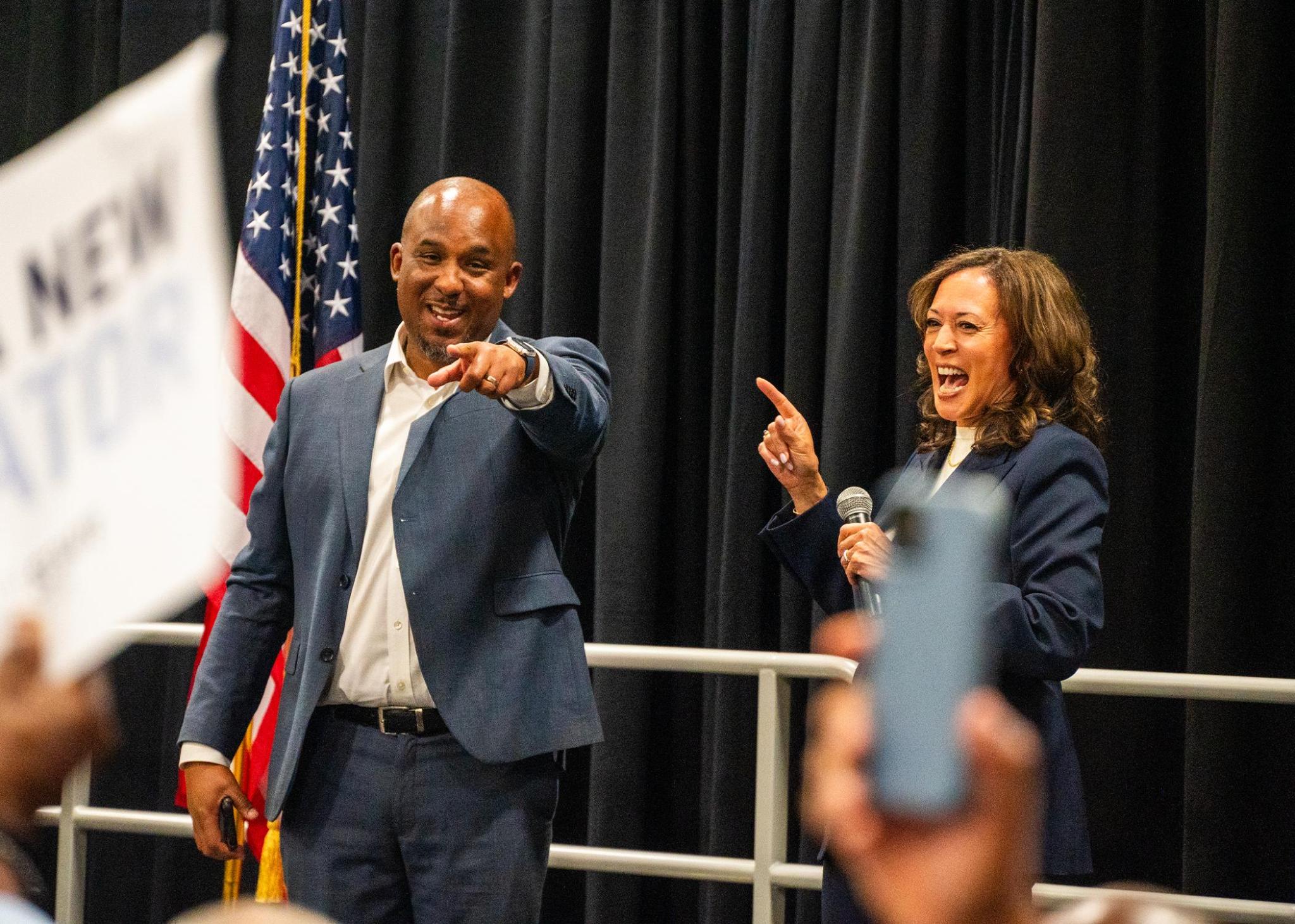 Scott Colom y Kamala Harris, este jueves en su mitin en Columbus (Mississippi).