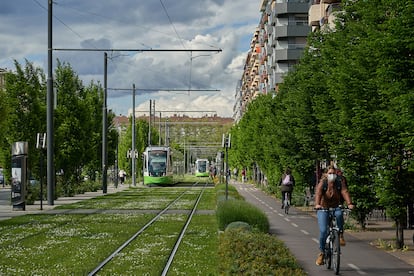 Una intervención urbanistica en la avenida Gasteiz, de Vitoria, que incorporan zonas verdes, un arroyo, tranvia y carriles bici.