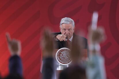 El presidente de México, Andrés Manuel López Obrador, habla durante su rueda de prensa matutina este miércoles en el Palacio Nacional, en Ciudad de México (México)