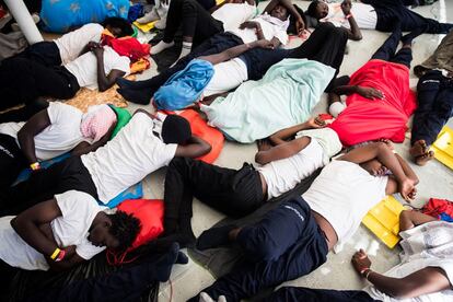 Un grupo de los migrantes rescatados descansa en el suelo del 'Aquarius', el 11 de junio de 2018.