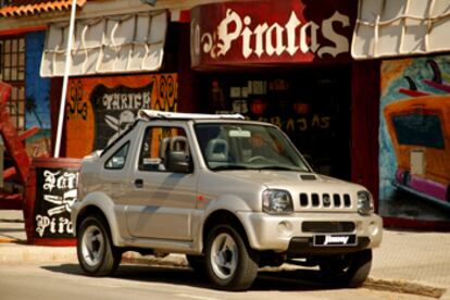 La nueva versión del Jimny se distingue por la toma de aire del capó.