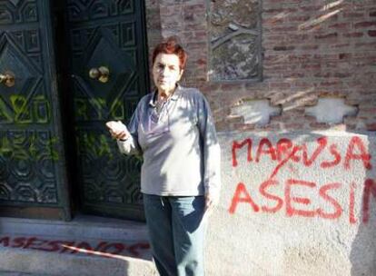 La portavoz de la clínica Isadora, Empar Pineda, ante el centro, atacado el pasado diciembre.