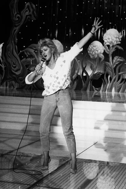 Bonnie Tyler sings 'Total Eclipse of the Heart' at a concert in Paris in the summer of 1983.