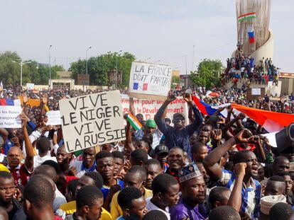 Manifestación a favor del golpe de Estado de militares de Níger, con carteles contra Francia y de apoyo a Rusia, en Niamey, el 30 de julio.