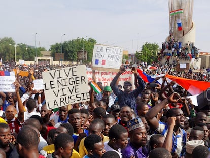 Manifestación a favor del golpe de Estado de militares de Níger, con carteles contra Francia y de apoyo a Rusia, en Niamey, el 30 de julio.