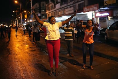 Várias pessoas comemoram a vitória de Felix Tshisekedi após o anúncio dos resultados.