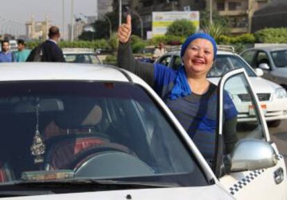 Nour Gaber junto a su taxi en una calle de El Cairo