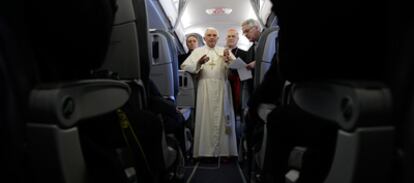 El Papa Benedicto XVI se dirige a los periodistas durante su vuelo entre Roma y Santiago de Compostela.