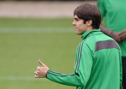 El centrocampista brasileño del Milan Kaká participa en un entrenamiento.