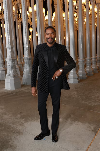 Colman Domingo lució una americana de terciopelo negra con el logo de Gucci decorándola y completó su estilismo con joyas de Cartier.