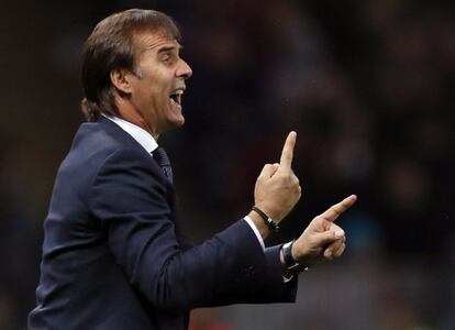 El entrenador del Real Madrid Julen Lopetegui da instrucciones a sus jugadores durante el partido.