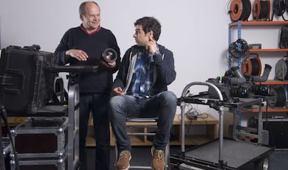 Gabor Bene y Sebasti&aacute;n Alfie, en el almac&eacute;n-oficina de alquiler de c&aacute;maras del primero. 