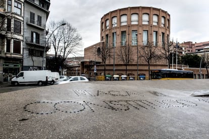 La plaça de la Constitució ara es diu 1 d'Octubre.