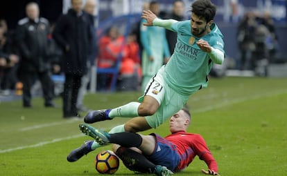 Andr&eacute; Gomes cae ante Clerc.