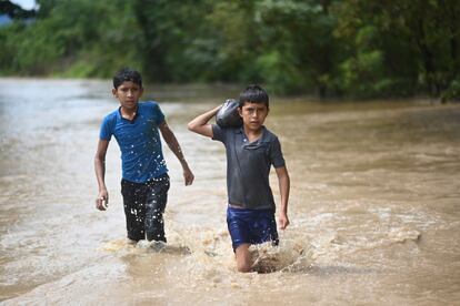 Dos niños caminan por las calles de Panzos, al norte de la ciudad de Guatemala.